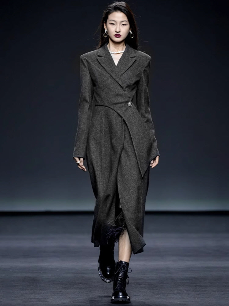 Buttoned gray woolen coat