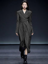 Buttoned gray woolen coat