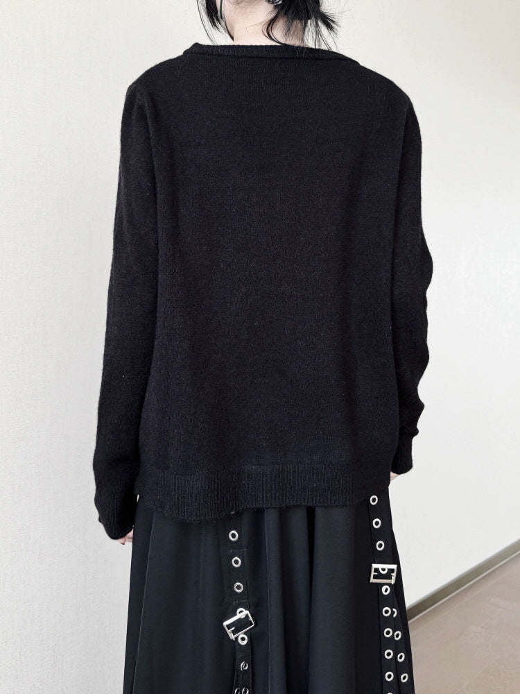 Special-shaped buckle black knit sweater